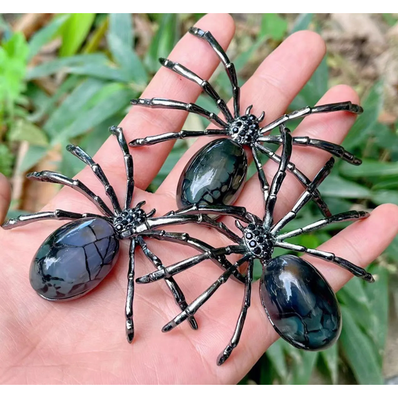1pic Artwork Agate Crystal Spiders Purple Black Legs With Gray Quartz Body Twisted Spider Insect Charms with Chakra Crystal Mineral Natural