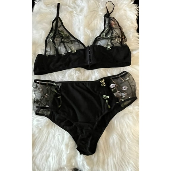 2-piece sexy bra and panty set. Lace and polyester material. Bra frontal closure.