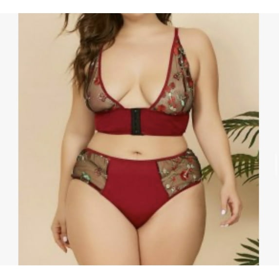2-piece sexy bra and panty set. Lace and polyester material. Bra frontal closure.