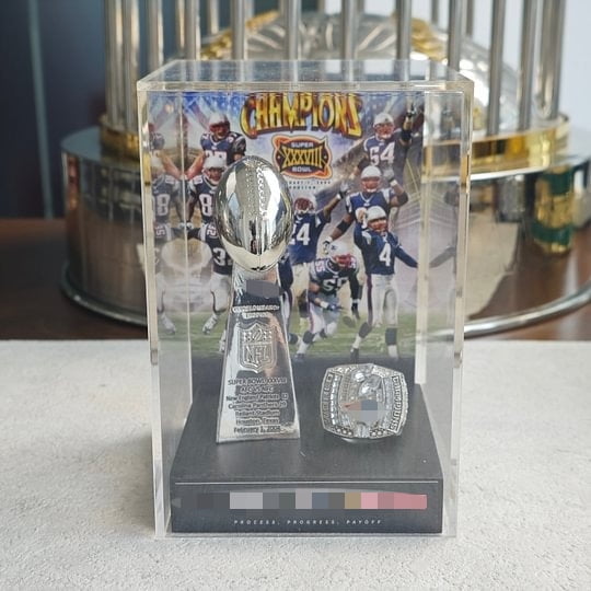 2004 New England Pat Sup Bo XXXVIII Championship Replica Trophy+ Ring with Display Case Trendy Accessory Durable Collectible Championship Gift For Christmas Halloween Gifts.