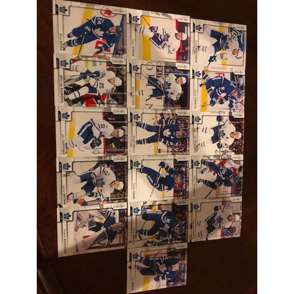 2017-18 OPC O-Pee-Chee Veteran Base Team Set Toronto Maple Leafs of 16 Cards  #1 Auston Matthews  #27 Connor Carrick  #40 Leo Komarov  #129