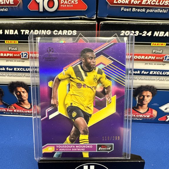2022-23 Topps Finest UEFA Club Competitions Youssoufa Moukoko #7 Purple Refractor Parallel/Variety Base Set