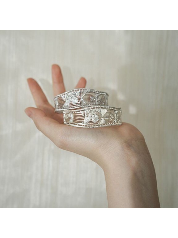 2025 New Chinese Style Gardenia Fiber Open Bangle, a fashionable, simple, and luxurious women's bangle, adjustable and lightweight, an elegant wrist accessory, and a perfect gift.