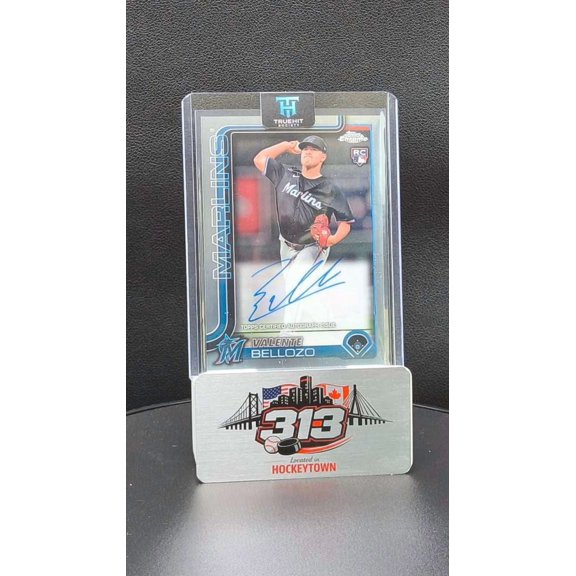 2025 Topps Chrome Valente Bellozo RC Auto RA-VB Miami Marlins Baseball Card Miami Marlins MLB Autographed Baseball Trading Card