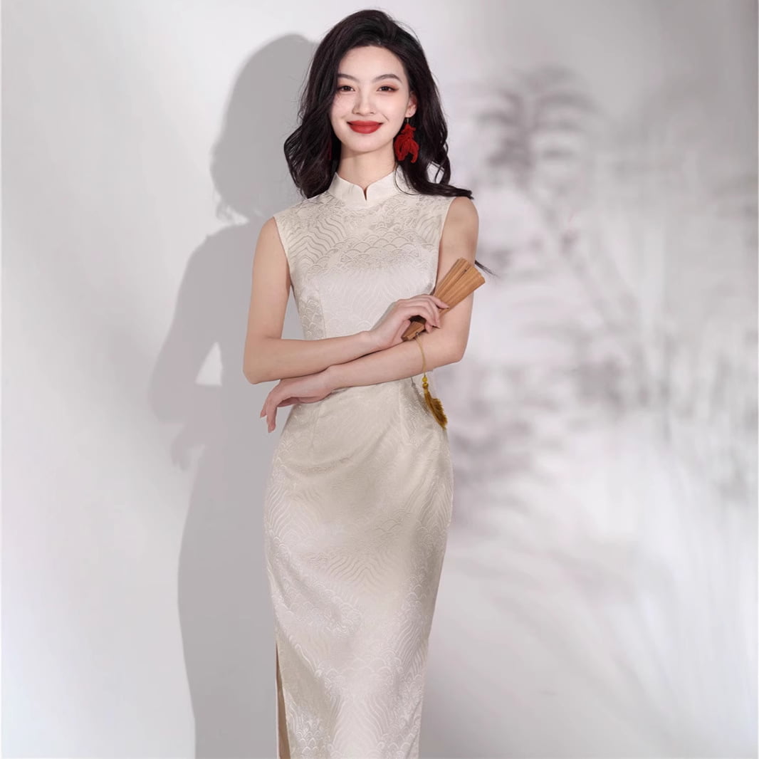 2025 sleeveless long jacquard cheongsam Hong Kong style white
