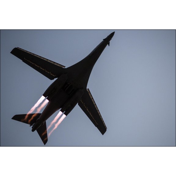 24"x36" Gallery Poster, B-1B Lancer bomber al Udeid Air Base, Qatar, combat operations