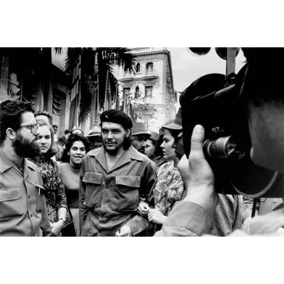 24x36 gallery poster, Che Guevara in 1960, walking through the streets of Havana