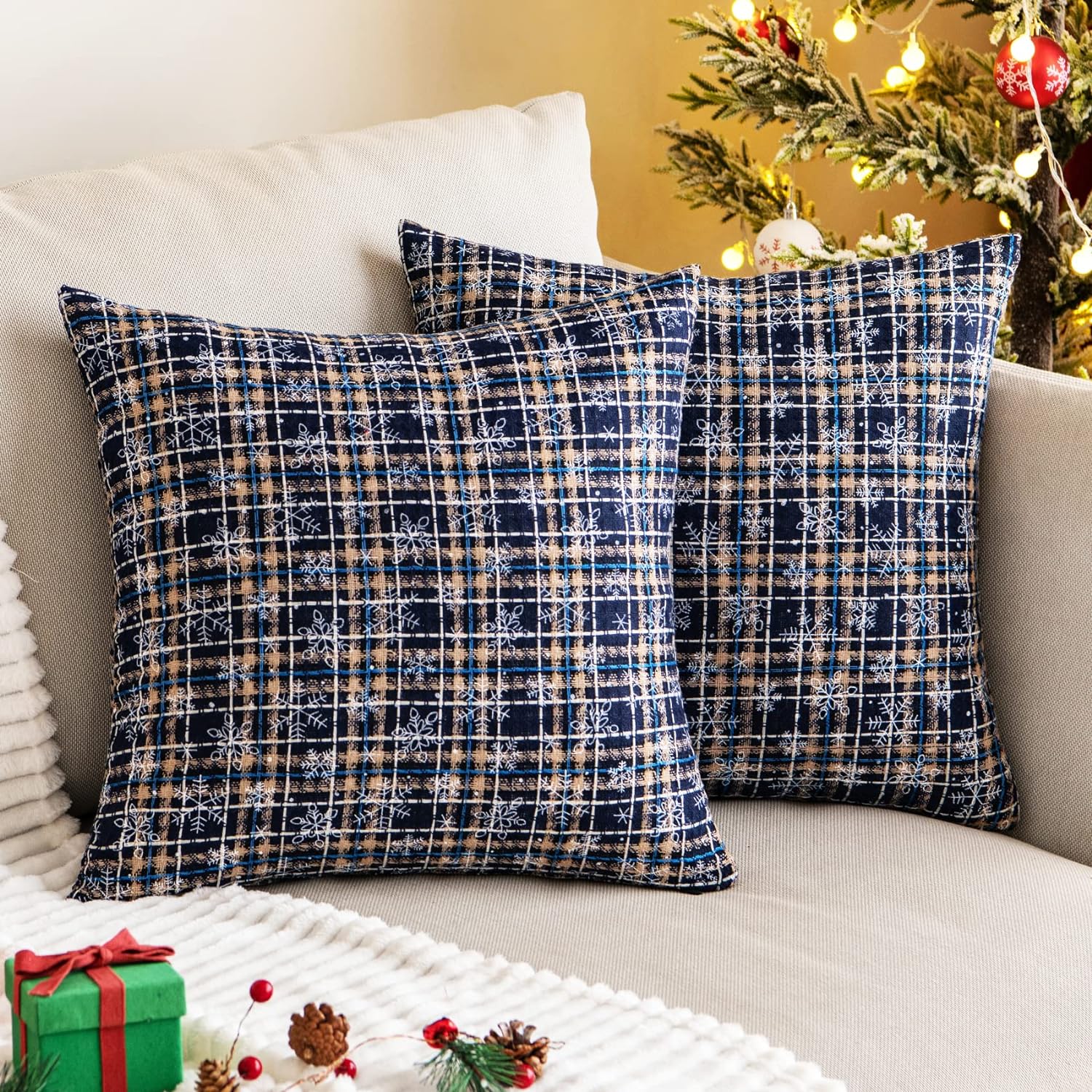 2PCS Christmas Plaid Decorative Throw Pillow Covers Snowflake for Sofa Farmhouse Decor，18x18 Inch