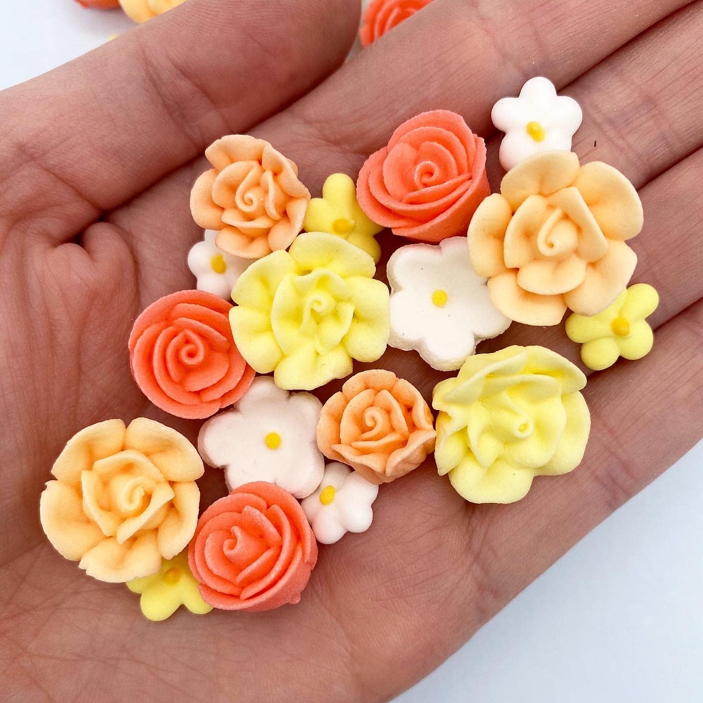 30 Honeysuckle Icing Flowers , Small Edible Flowers, Edible Roses
