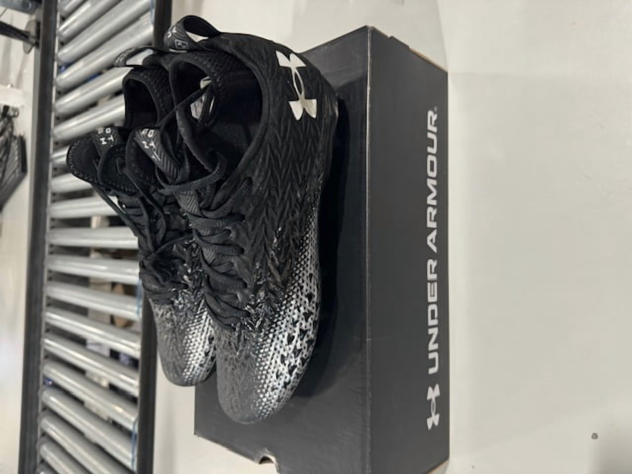 連休セール【新品】Under Armour スポットライト 4.0 MC 28 連休セール【新品】Under Armour スポットライト 4.0 MC 28 連休セール