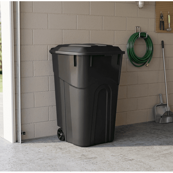 32 Gallon/121 Liter Heavy-Duty Trash Can with Lid, Large Capacity Plastic Waste Container for Patio, Garage, Kitchen, and Commercial Use, Durable and Odor-Resistant