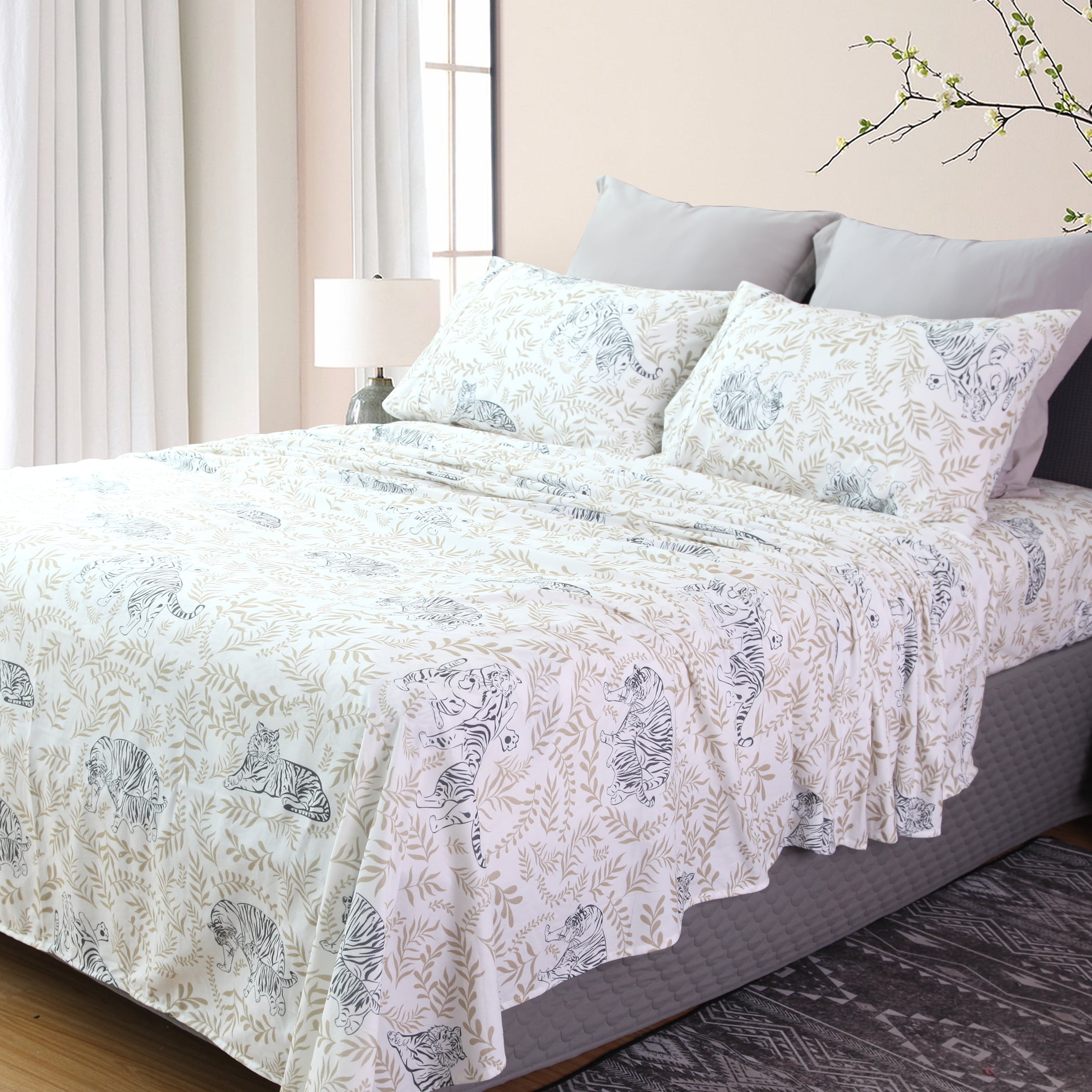 4 Pieces Microfiber Flannel Sheet Set, King Size White Vintage Tiger