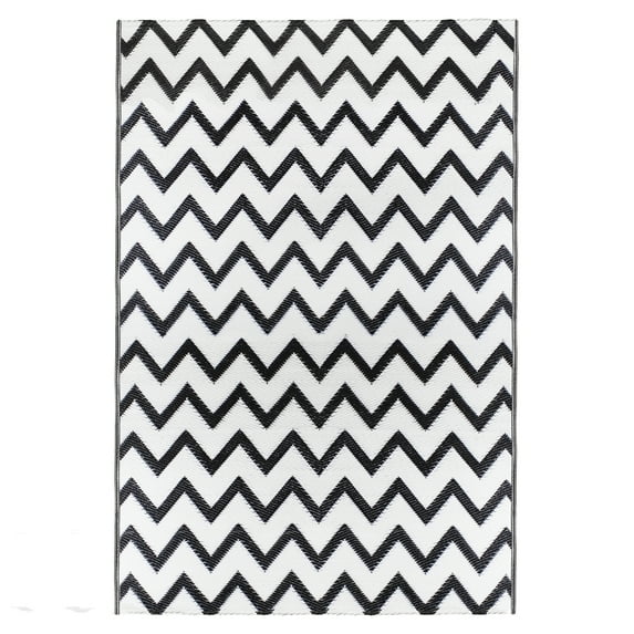 Northlight 4' x 6' Black and White Chevron Rectangular Outdoor Area Rug