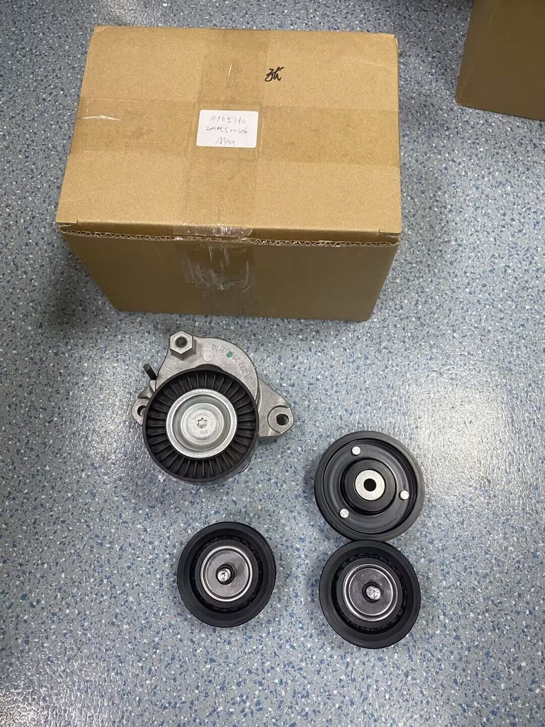 4pcs Belt Tensioner w/Pulley+Idler Pulley Kit for MercedesBenz C300