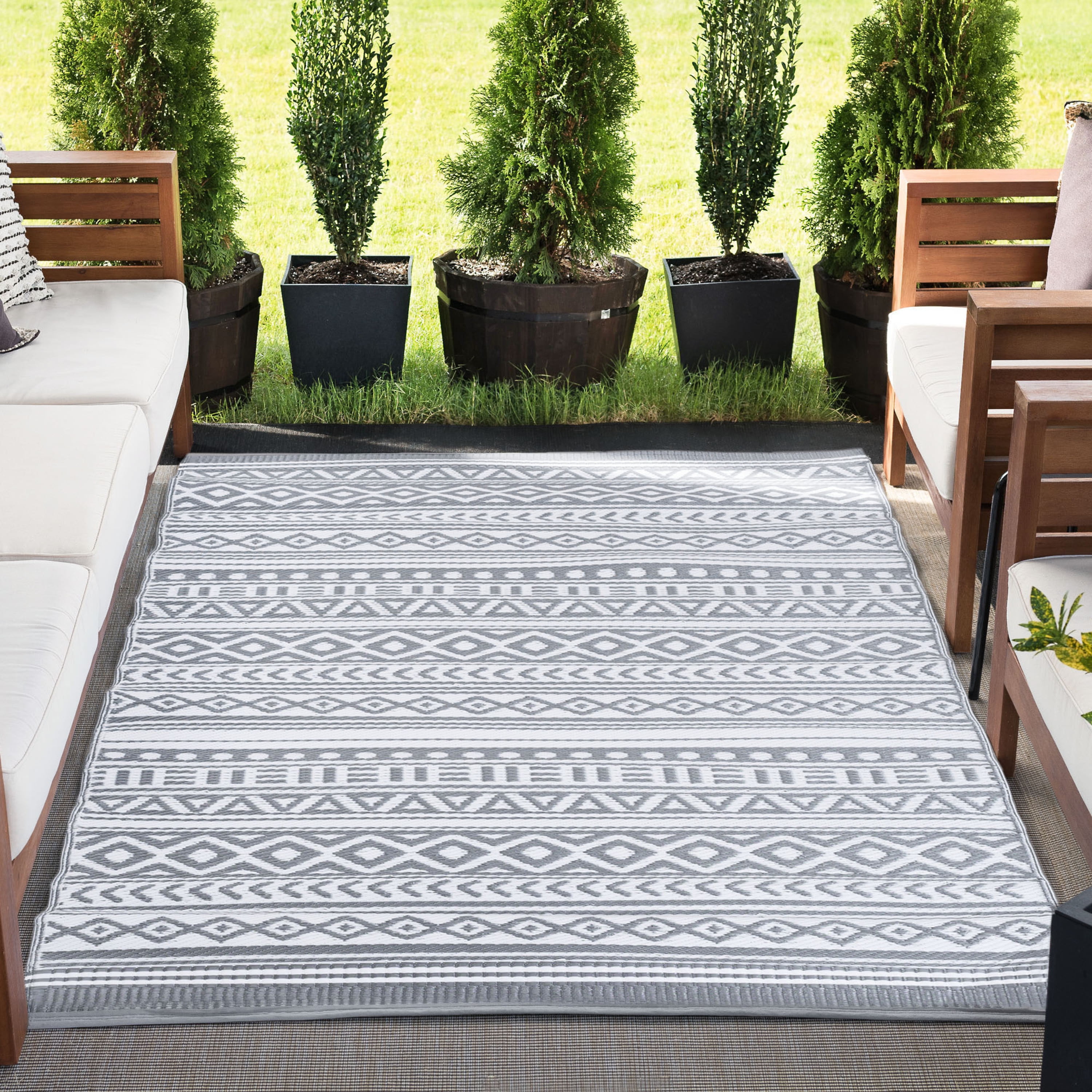 4x6 Reversible Gray and White Polypropylene Outdoor Stripe Area Rug