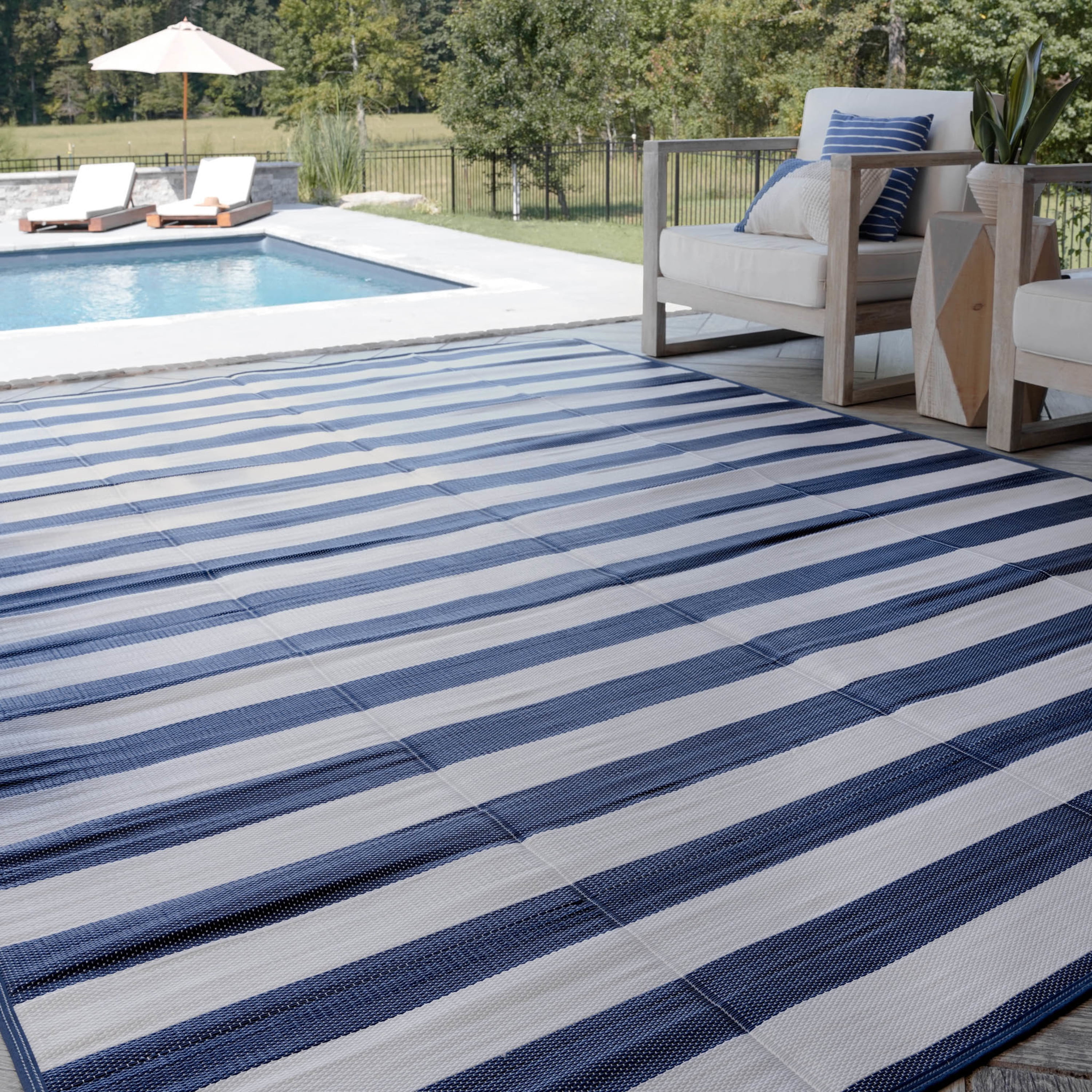 Luna Contemporary Stripe Navy and White Polypropylene Reversible Plastic Straw Outdoor Area Rug, 4' x 5'11'' Rectangle
