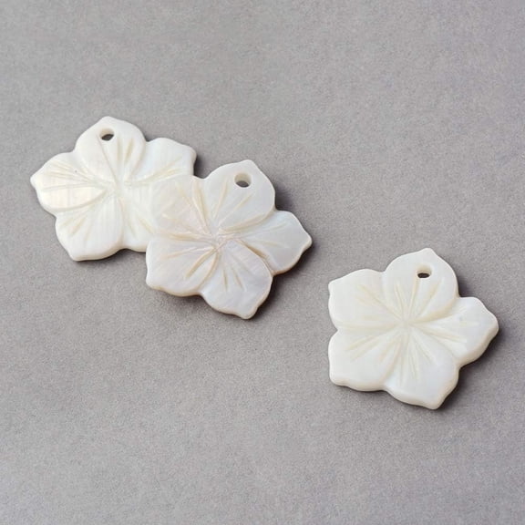 50 pc Sea Shell Pendants Flower Creamy White 21~21.5x22~22.5x2~3mm Hole: 2mm