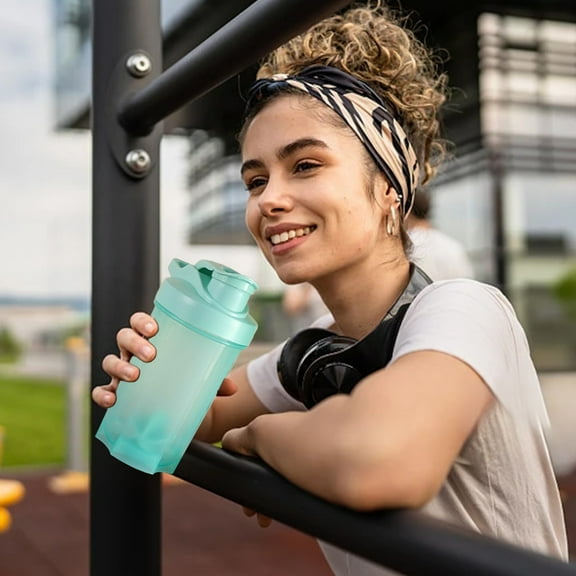 500ML/16.9oz Hand-held Fitness Cup, Protein Powder Cup, with Stirrer, for Pre Workout and Travel To Go BPA Free & Easy Clean Protein Shaker Bottle