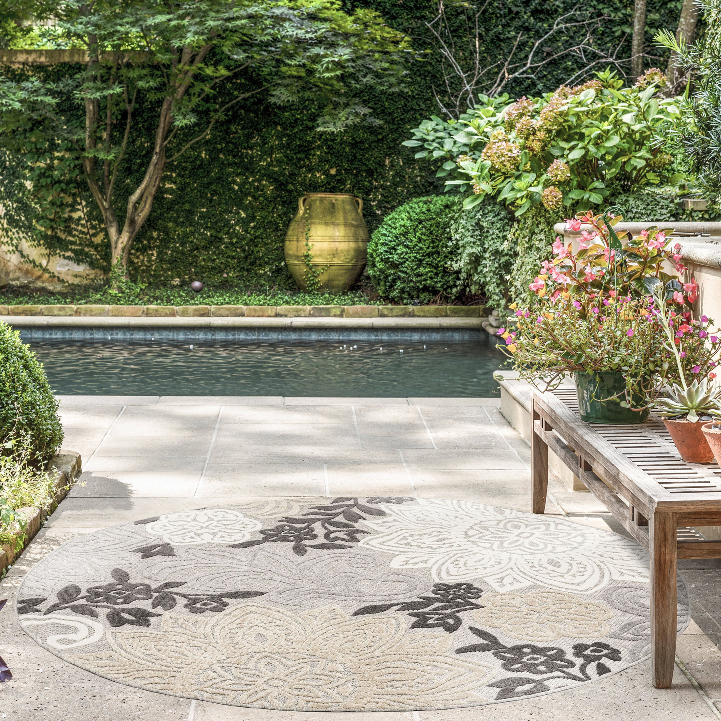 Oasis Modern Floral Beige and Cream Polypropylene Indoor Outdoor Area Rug, 5'x5' Round