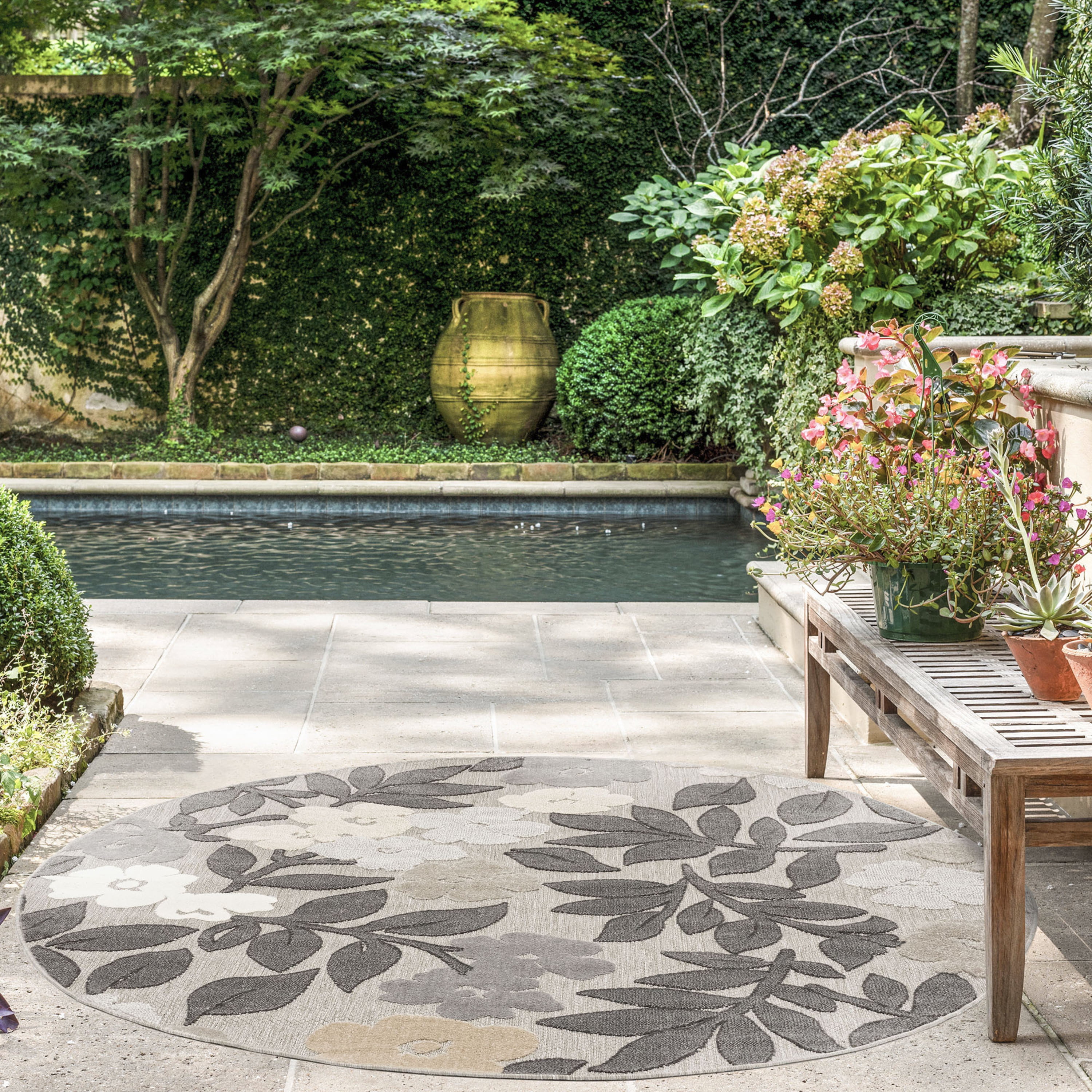 Oasis Modern Floral Beige and Cream Polypropylene Indoor Outdoor Area Rug, 5'x5' Round
