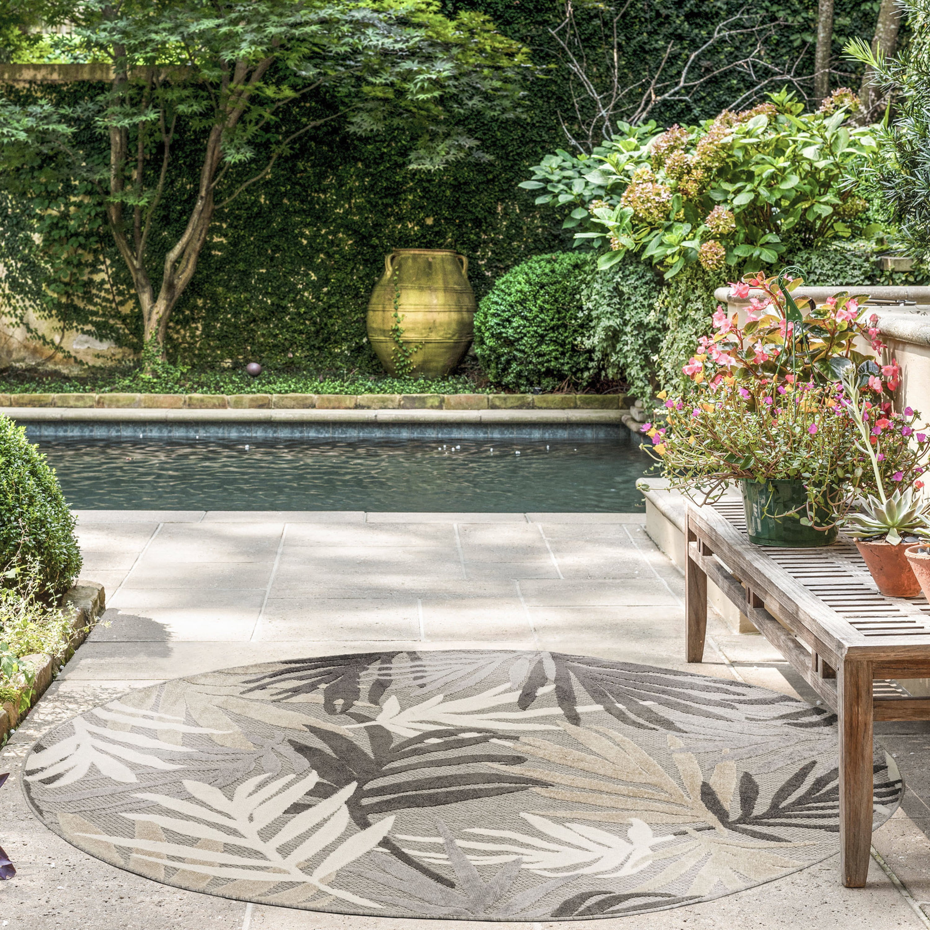 Oasis Modern Floral Gray and Beige Polypropylene Indoor Outdoor Area Rug, 5'x5' Round