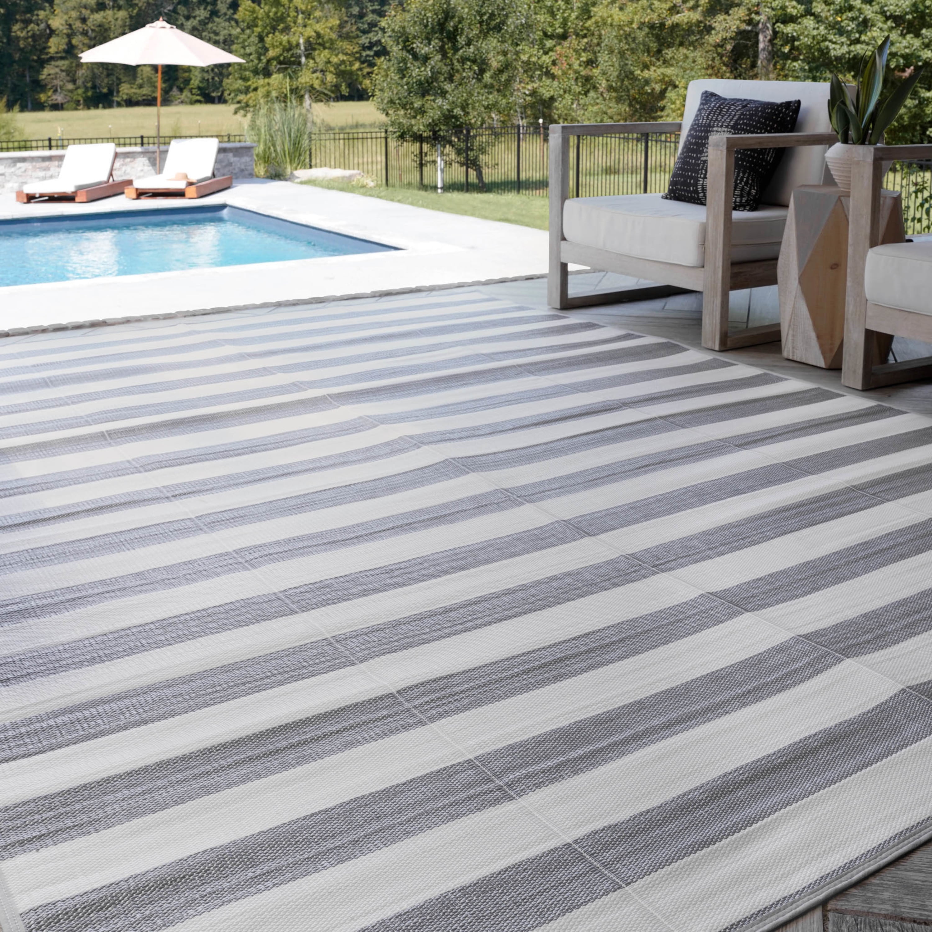 Luna Contemporary Stripe Gray and White Polypropylene Reversible Plastic Straw Outdoor Area Rug, 5' x 6'11'' Rectangle