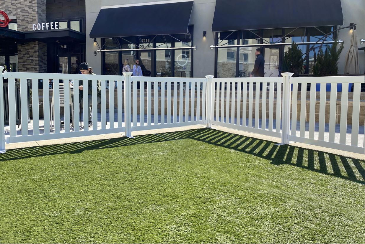 Davidson White Vinyl 5.5-ft Wide Portable Event Fence Kit