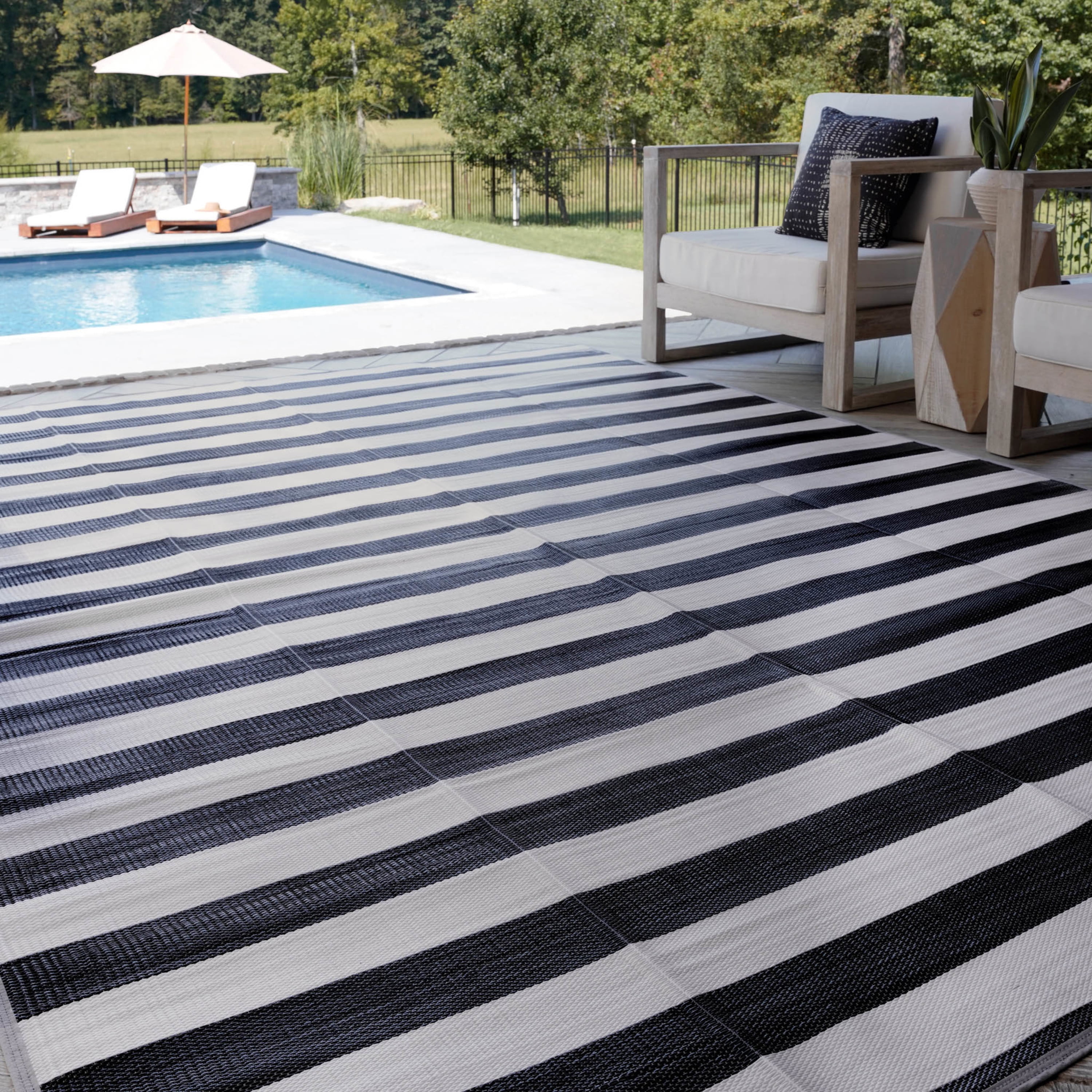 Luna Contemporary Stripe Black and White Polypropylene Reversible Plastic Straw Outdoor Area Rug, 5'11'' x 8'11'' Rectangle