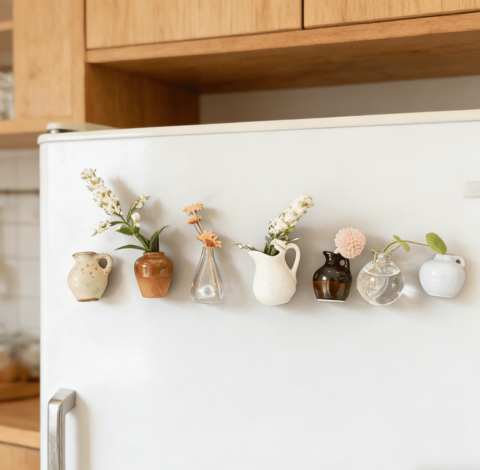 7pcs Mini Vase Fridge Sticker Set, Easter Cute Decorative Refrigerator Magnets for Home Kitchen, Easter and Mother's Day Fridge Aesthetic Decor Accessory for Refrigerator Surface Decoration