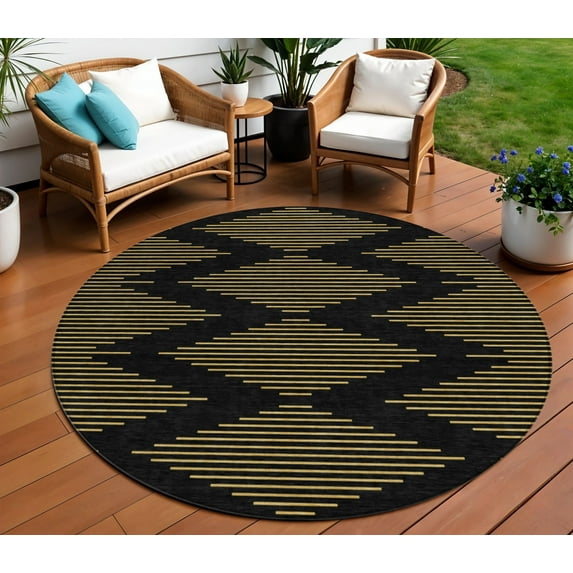 HomeRoots 598724 8 ft. Black & Beige Round Geometric Washable Indoor & Outdoor Area Rug