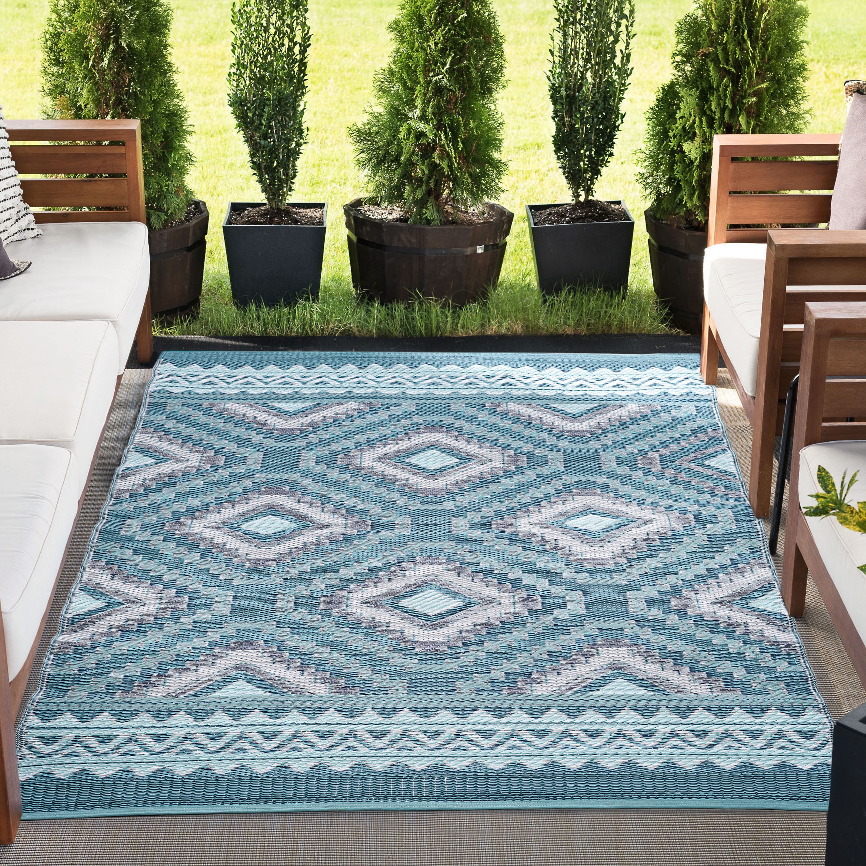8x10 Reversible Aqua and Cream Polypropylene Outdoor Geometric Area Rug
