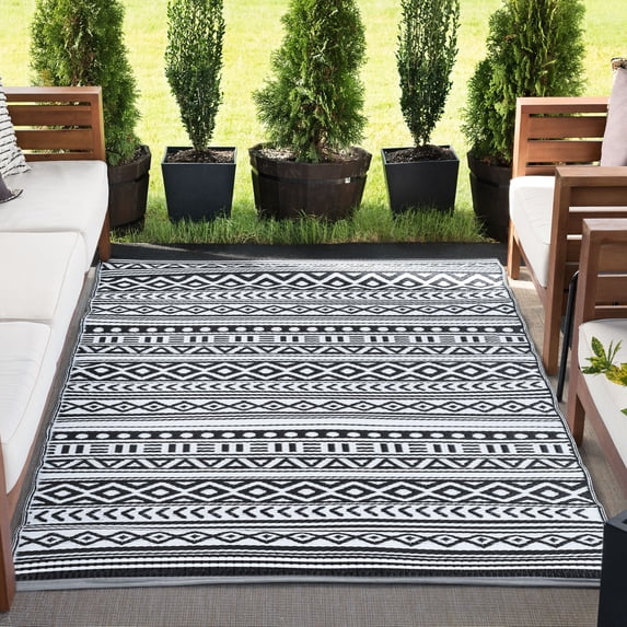 8x10 Reversible Black and White Polypropylene Outdoor Stripe Area Rug