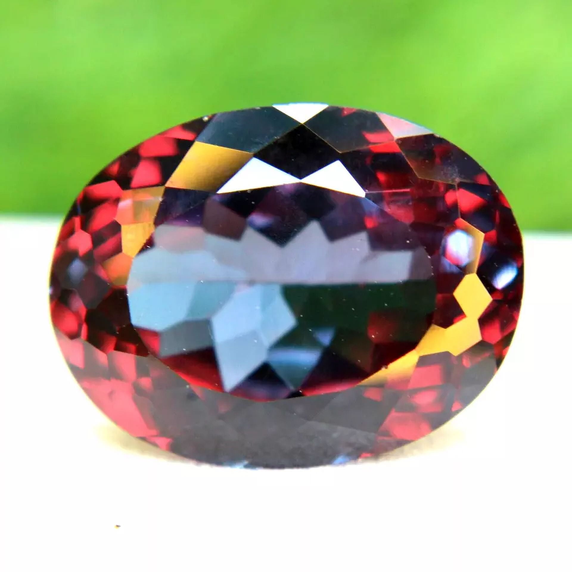 Grenat Changeant De Couleur 1,00ct Du Mozambique – Effet Alexandrite, Ovale, Pureté Loupe 10x