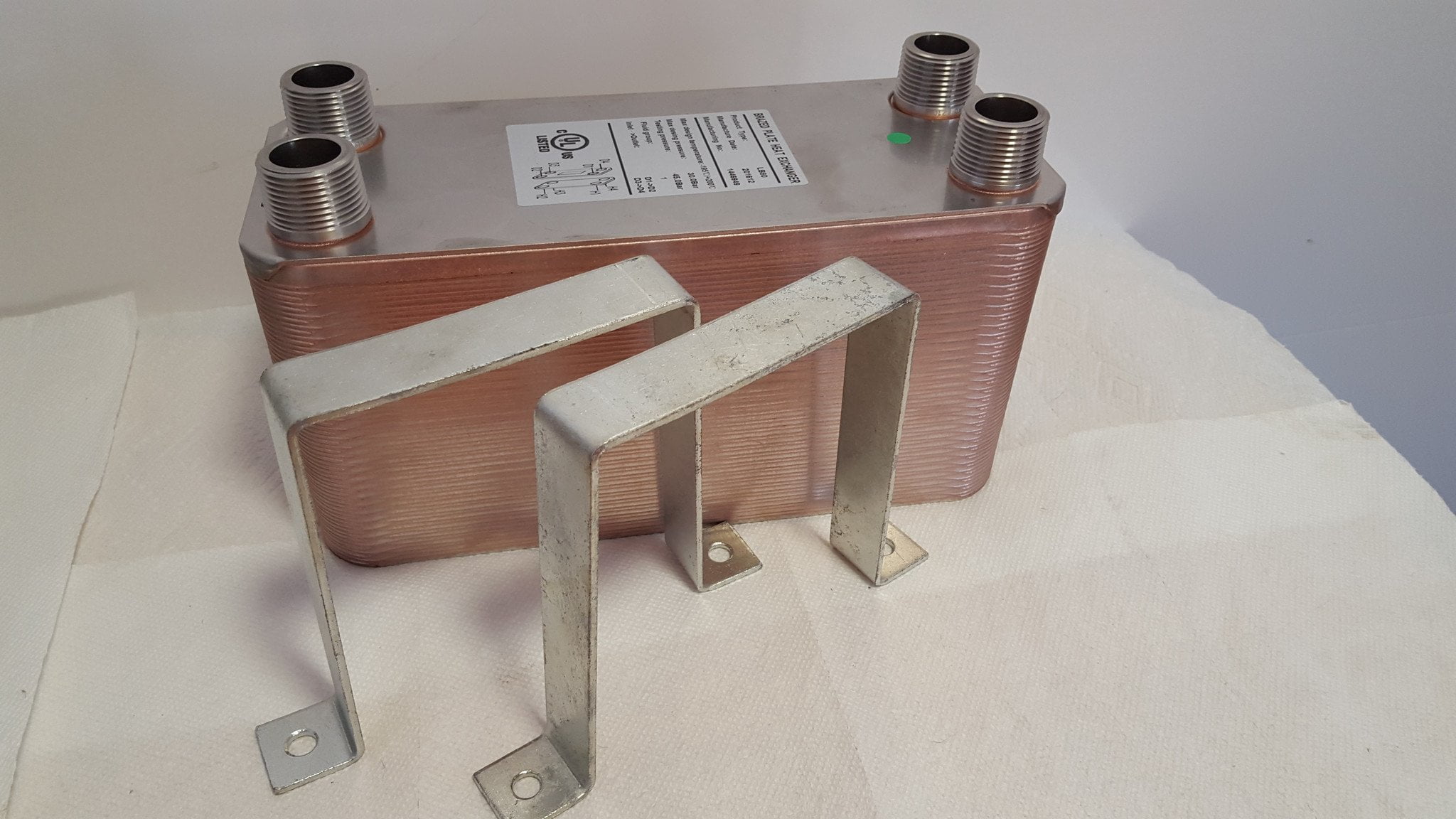 90 Plate Water to Water Brazed Plate Heat Exchanger 1 1/4" MPT Ports w/ Brackets