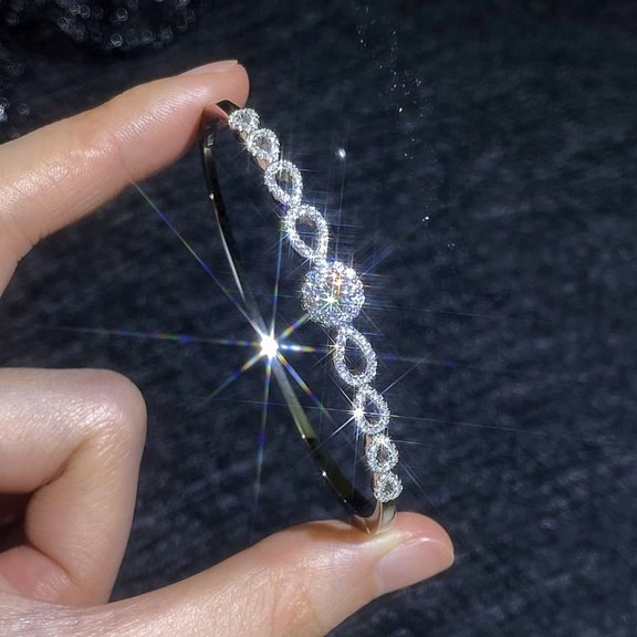This 925 sterling silver Forest Series bracelet is a luxurious, stylish, and luxurious bracelet that complements any outfit, perfect for everyday wear.