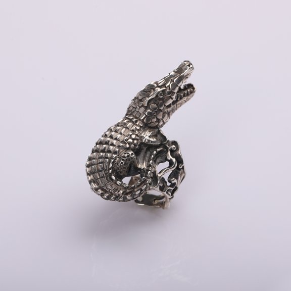 A 925 sterling silver cocktail ring in the form of a crocodile