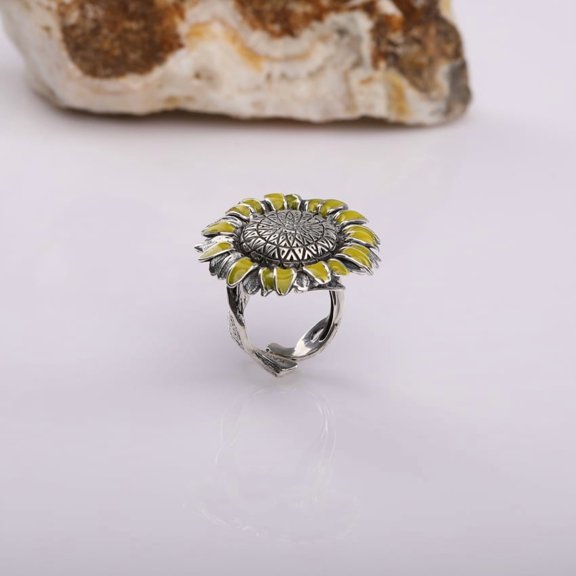 A 925 sterling silver cocktail ring in the form of a sunflower
