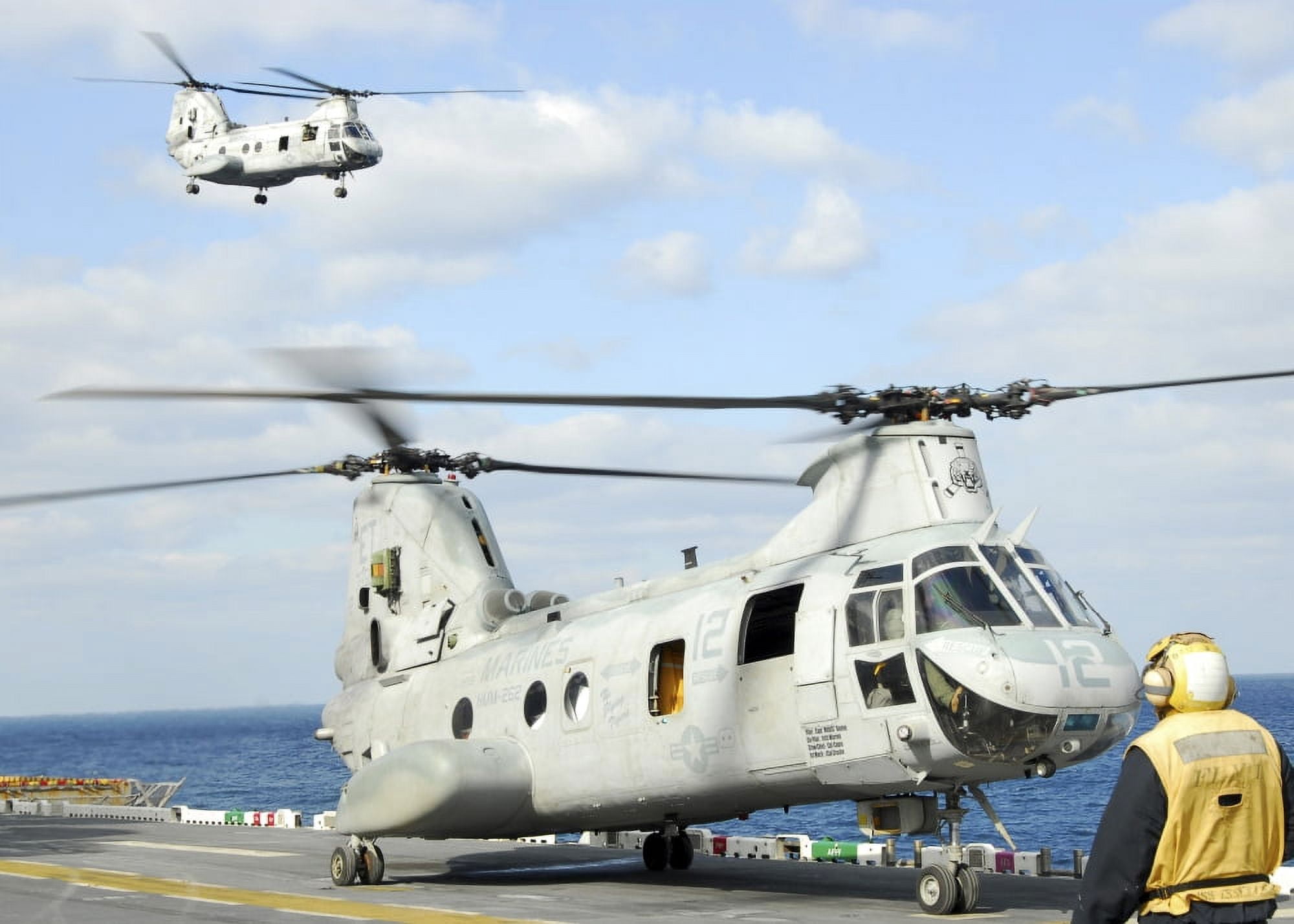 A CH-46E Sea Knight helicopter takes off from the flight deck of USS Essex Canvas Art - Stocktrek Images (34 x 24)