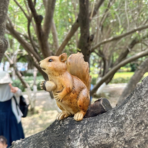 A Cute Resin Squirrel Holding Chestnut Statue Ornament, Suitable for Garden Yard Stump Decoration