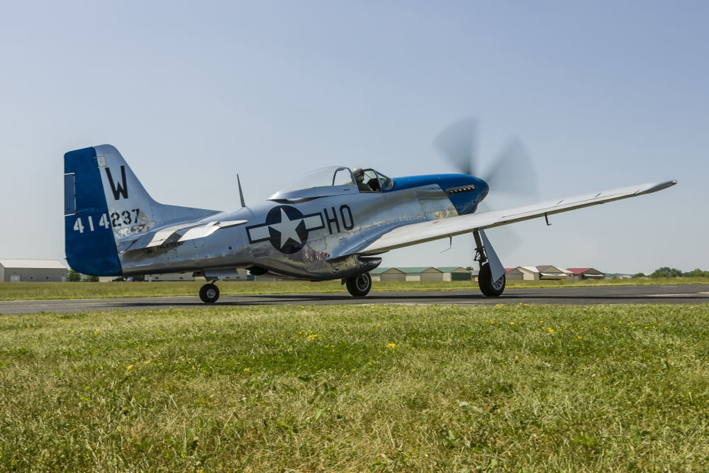 A P-51 Mustang taxiing at Waukegan Illinois Canvas Art - Rob EdgcumbeStocktrek Images (17 x 12)