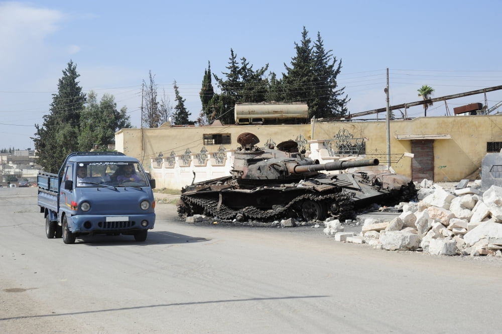 A Russian T-72 main battle tank destroyed in Azaz Syria Canvas Art - Andrew ChittockStocktrek Images (18 x 12)