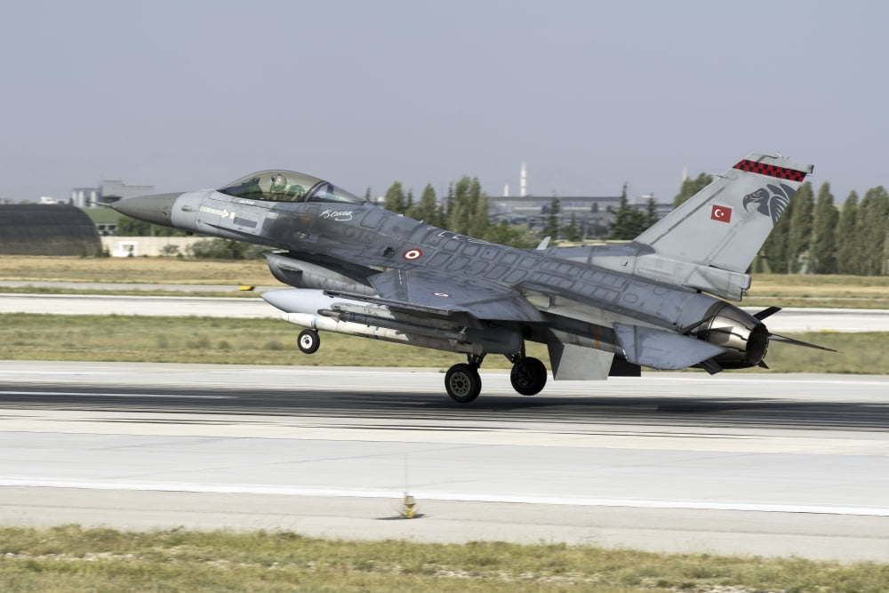 A Turkish Air Force F-16C Fighting Falcon Canvas Art - Daniele FaccioliStocktrek Images (34 x 23)