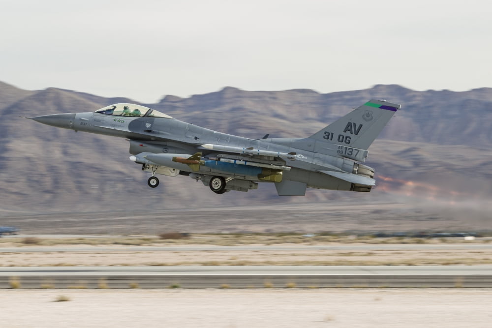 A US Air Force F-16C Fighting Falcon taking off Canvas Art - Rob EdgcumbeStocktrek Images (17 x 12)
