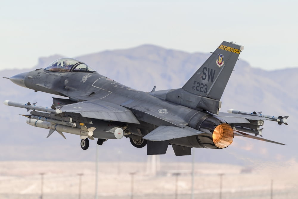 A US Air Force F-16C Fighting Falcon taking off Canvas Art - Rob EdgcumbeStocktrek Images (34 x 23)