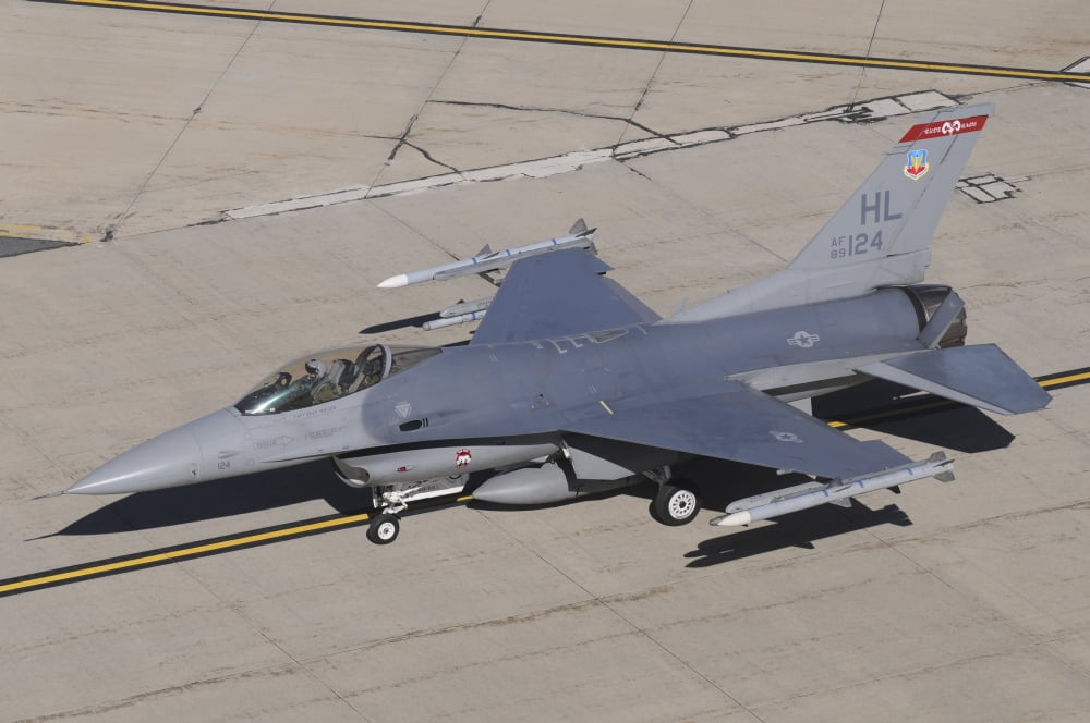 A US Air Force F-16C Fighting Falcon taxiing at the end of a training mission Canvas Art - Riccardo NiccoliStocktrek Images (17 x 12)