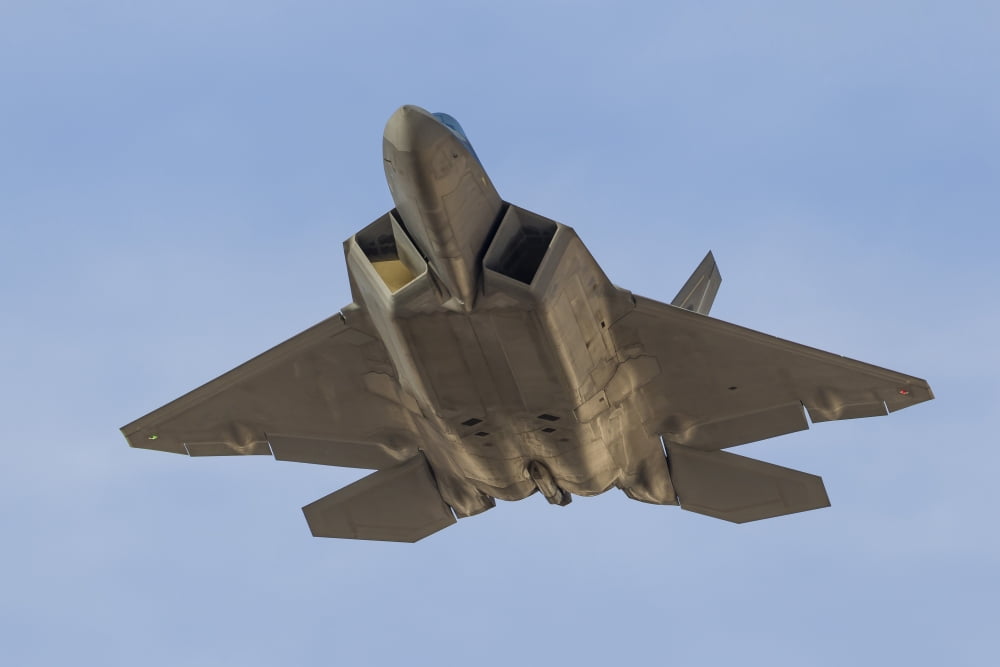 A US Air Force F-22 Raptor Canvas Art - Rob EdgcumbeStocktrek Images (17 x 12)