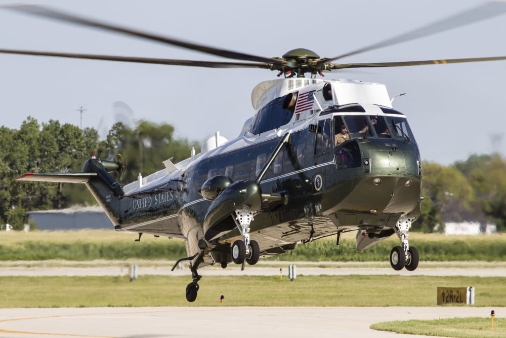 A US Marine Corps VH-3D transport helicopter Canvas Art - Rob EdgcumbeStocktrek Images (17 x 12)