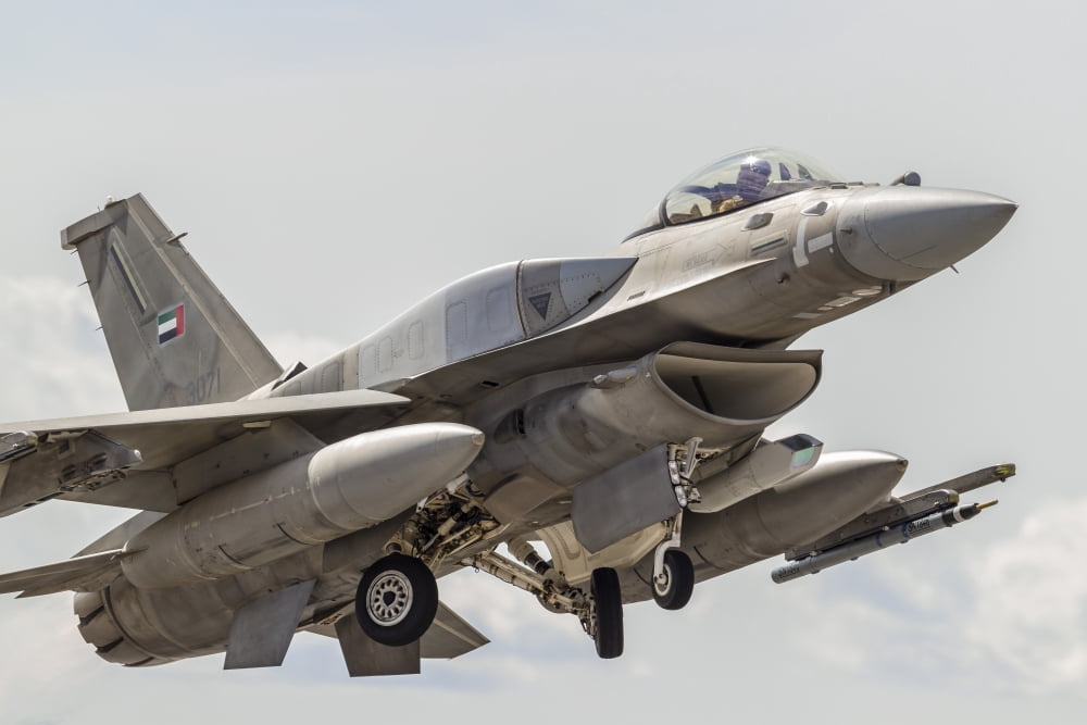 A United Arab Emirates F-16E Desert Falcon taking off Canvas Art - Rob EdgcumbeStocktrek Images (17 x 12)