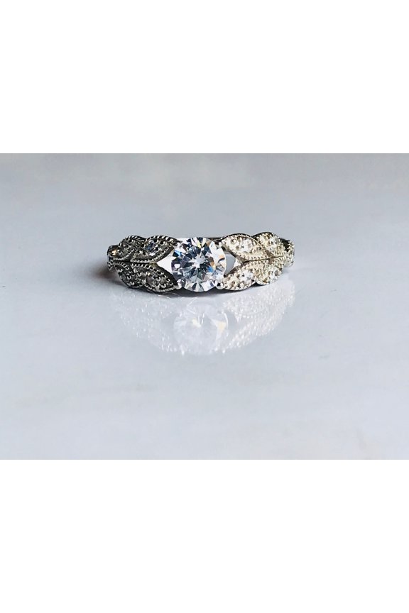 A beautiful made leaf pattern white topaz women ring in 925 sterling silver