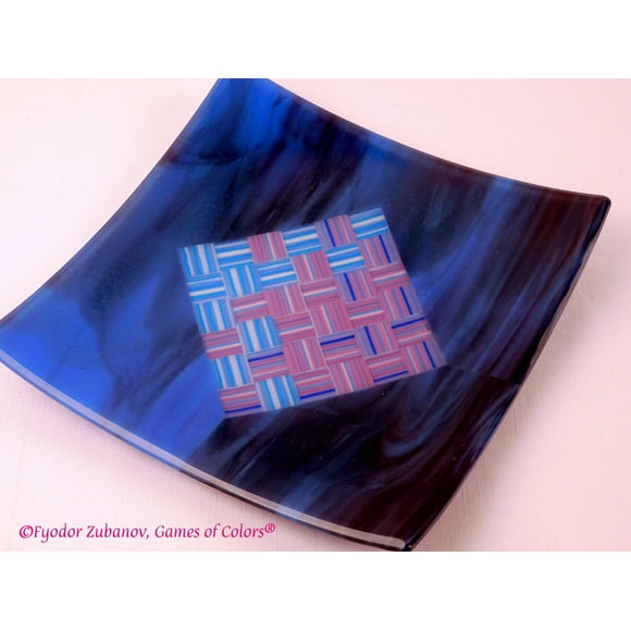 A decorative square plate "Woven ribbons in the diamond"